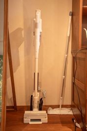 掃除機＆クイックルワイパー（こちらでセルフクリーニングをお願いします） - Lecotocco博多 ルコトッコ博多の設備の写真