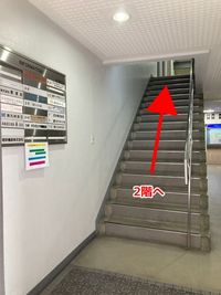 建物に入りましたら、こちらの階段をお上がりいただきますと、右手にスペースがございます。 - Lecotocco博多 ルコトッコ博多の入口の写真