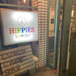 お店の営業時間は（月〜土）18時〜23時／（日）12時〜17時までとなっております。 - HIPPIES SAPPORO SUSUKINO レンタルカフェ＆スペースの入口の写真