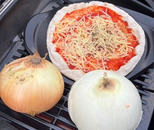 Weberではピザやお肉だけでなく、野菜は丸焼きすることができます！ - U-make南品川 U-make 屋上　パーティープラン（～6名）の設備の写真