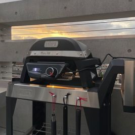 電子グリル「Weber」もお使いいただけます！ - U-make南品川 U-make 屋上　パーティープラン（～6名）の設備の写真