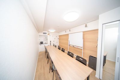 会議、打ち合わせ、交流会、ボードゲームなど幅広い用途に対応可能です - 貸会議室Aivic渋谷宮益坂の室内の写真