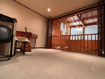 2階のお部屋からもステージが観覧できます。 - コンセール西宮（フレット楽器オザキ） レンタル音楽スペースの室内の写真