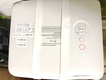 プロジェクターでiPhoneのミラーリングなどについて - rental lounge浦和 浦和新築マルチスペースの設備の写真