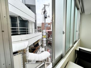 【窓を開けて換気可能です】 - TIME SHARING 飯田橋 第一勧銀稲垣ビル 2Cの室内の写真