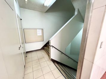 【こちらの階段で2階へお上がりください】 - TIME SHARING 飯田橋 第一勧銀稲垣ビル 2Cの入口の写真