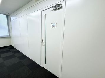 【こちらの扉は鍵がかかっておりませんので、そのままご入室ください】 - TIME SHARING 飯田橋 第一勧銀稲垣ビル 2Cの入口の写真