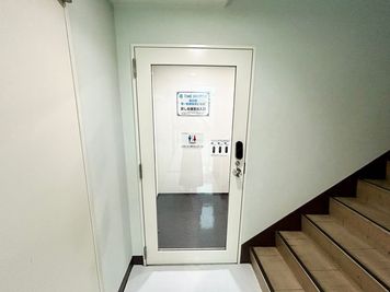【2階に到着しましたらすぐ右手に扉がございます】 - TIME SHARING 飯田橋 第一勧銀稲垣ビル 2Cの入口の写真