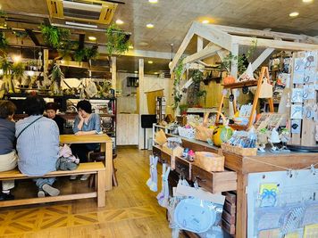 POPUPや展示会でのご利用では
店内入口入って手前のキャビネットも
ディスプレイにお使い頂けます。 - Douce店内 ワークショップスペース ハンドメイドワークショップテーブルＡの室内の写真