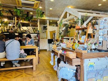 POPUPや展示会でのご利用では
店内入口入って手前のキャビネットも
ディスプレイにお使い頂けます。 - Douce店内 ワークショップスペース ハンドメイドワークショップテーブル-Bの室内の写真