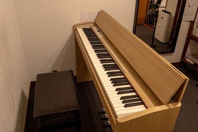 現在の電子ピアノです（ROLAND RP701-LA） - ワオン・スタジオ御茶ノ水 Ａスタジオ（電子ピアノ４帖）の室内の写真