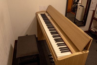 現在の電子ピアノです（ROLAND RP701-LA） - ワオン・スタジオ御茶ノ水 Ａスタジオ（電子ピアノ４帖）の室内の写真