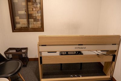 現在の電子ピアノです（ROLAND RP701-LA） - ワオン・スタジオ御茶ノ水 Ａスタジオ（電子ピアノ４帖）の室内の写真