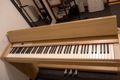 現在の電子ピアノです（ROLAND RP701-LA） - ワオン・スタジオ御茶ノ水 Ａスタジオ（電子ピアノ４帖）の室内の写真