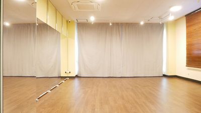 遮光カーテンとブラインドでプライバシーを確保 - レンタルスタジオクラッセ国分寺 国分寺駅前 ダンスができるレンタルスタジオ クラッセの室内の写真