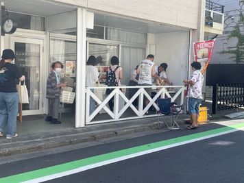 路面につながる軒下も別途借りて頂いて外に向けて販売会を行うことも可能です - 【P有り】自然光入る大型テラス窓と白いウッドテラス/ダンスリブラ P有★自然光入る大型窓＆白いウッドテラス/ダンス/スペースリブラの外観の写真