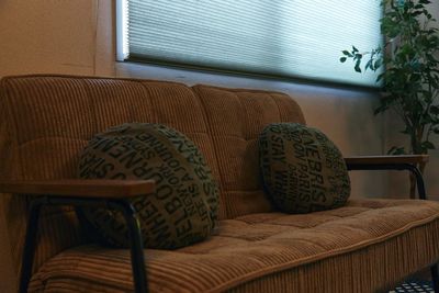 コーデュロイ生地の2名用ソファは移動＆リクライニング可能❗ - 隠れ家シアタールームJIZAI（ジザイ）目黒 目黒駅徒歩圏内・隠れ家シアタールームJIZAI🌿の設備の写真