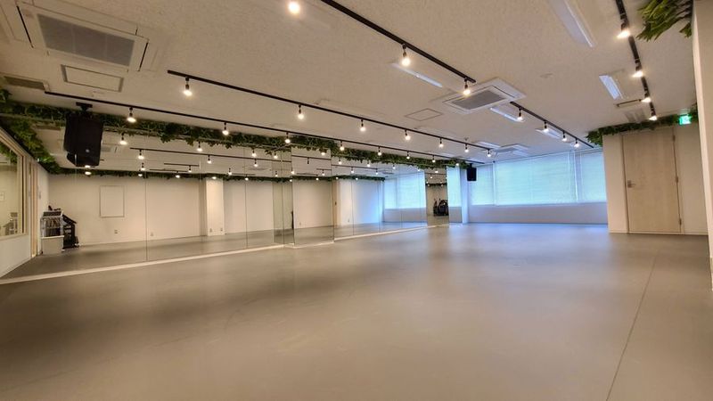 リノリウム床仕上げのダンススタジオです。 - スタジオパックス南浦和本社店 平日限定！【先着100組】【￥1,000/h】ダンススタジオの室内の写真