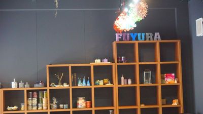 飾れる棚もございます。 - 玉井町ガレージハウスD号室 【24㎡の半スペースレンタル】atelier FUYURAの設備の写真