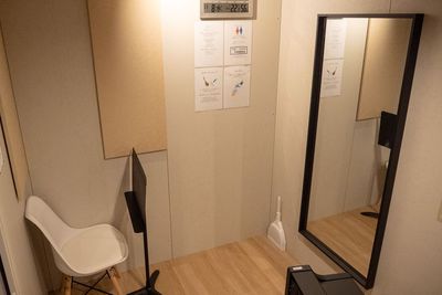 姿見とダイニングチェア - ワオン・スタジオ 初台 Bスタジオ（電子ピアノ3帖）の室内の写真