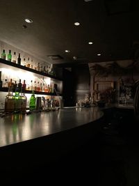 カウンター - Bar Rosso カウンター有りBarスペースの室内の写真