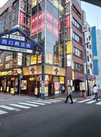 カラオケビッグエコー 神田西口駅前店 《6名利用》会議・打ち合わせ用ワークルームの室内の写真