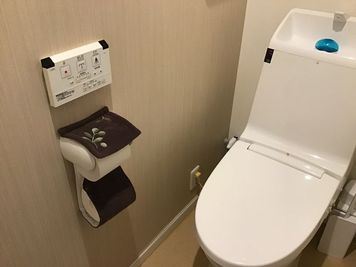 2階トイレ、
手すりつきトイレは1階だけです。
 - ゆらぎスペース二条　中島オフィス2F  レンタルサロン　ゆらぎすぺーす二条201の室内の写真