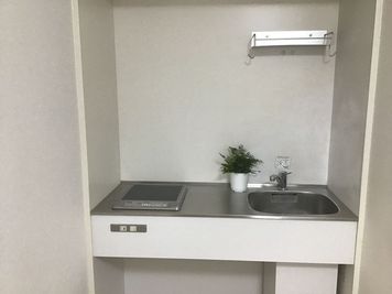 ミニキッチンがお部屋に設置されています！調理器具の貸し出しもいたします。ご要望に合わせてご用意いたします。 - ゆらぎスペース二条　中島オフィス2F  レンタルサロン　ゆらぎすぺーす二条201の設備の写真