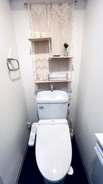 新しい洋式トイレです。インテリアにマクラメやキャンドルを飾っております。 - 玉井町ガレージハウスD号室 【24㎡の半スペースレンタル】atelier FUYURAの設備の写真