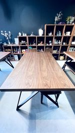 テーブルが４台あります。 - 玉井町ガレージハウスD号室 【24㎡の半スペースレンタル】atelier FUYURAの設備の写真