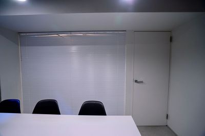 ブラインドを下ろせます。 - クリエイティブ ワークスペース 四ツ橋6名会議室 Centrum Meeting room Bの設備の写真