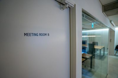 会議室の入り口 - クリエイティブ ワークスペース 四ツ橋6名会議室 Centrum Meeting room Bの室内の写真