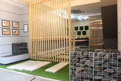 建物の入り口です。

石を詰めたガビオン（提供：Gabion Gardn様）と、人工芝が特徴の店舗入口です。 - ふわ芝レンタルスペース 打ち合わせ・面談＆リラックススペース【3階】の外観の写真