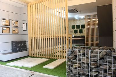 建物の入り口です。

石を詰めたガビオン（提供：Gabion Gardn様）と、人工芝が特徴の店舗入口です。 - ふわ芝レンタルスペース 仕事・作業＆リラックススペース【2階】の外観の写真