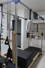 ピラティスマシン（キャデラック付きリフォーマー）：モーションケアピラティス製 - sr pilates studio 六本木乃木坂の室内の写真