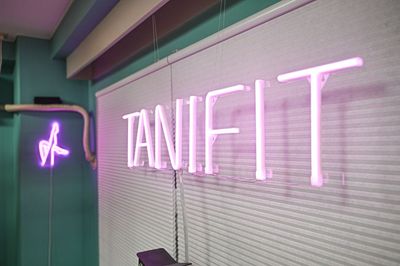 ネオンサインがおしゃれ - TANIFIT 渋谷5分！5in1マルチスミスマシンジムの室内の写真