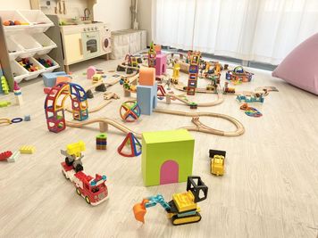 おもちゃを広げた様子。BRIO、マグフォーマー、Duplo，いろんなおもちゃを組み合わせて、創造性豊かに遊んでください ^^ - 子連れ専用ママ会ルーム"mamaco代々木"の室内の写真