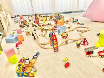 おもちゃを広げた様子。BRIO、マグフォーマー、Duplo，いろんなおもちゃを組み合わせて、創造性豊かに遊んでください ^^ - 子連れ専用ママ会ルーム"mamaco代々木"の室内の写真