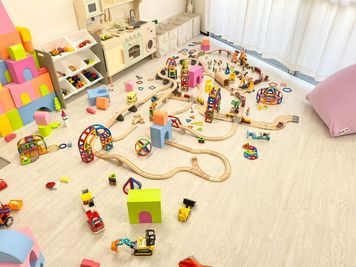 おもちゃを広げた様子。BRIO、マグフォーマー、Duplo，いろんなおもちゃを組み合わせて、創造性豊かに遊んでください ^^ - 子連れ専用ママ会ルーム"mamaco代々木"の室内の写真