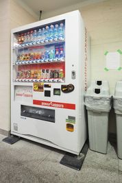 エレベーター前に自動販売機完備！ - フィットスペース パーティースペースの設備の写真