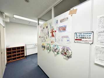 【会議室は、共有扉を開けて左手に進み、右折してください】 - 【閉店】TIME SHARING 新大塚 音羽ビル 【閉店】3Fの入口の写真