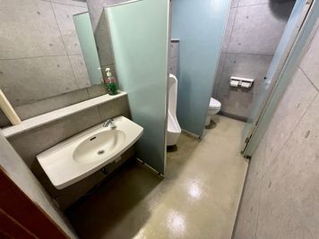 【男性トイレ（小×1、個室×1）】 - TIME SHARING 赤羽 IMBオフィス 511の設備の写真