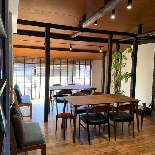 お部屋全体イメージ／
テーブル２つを合わせると正方形になります(160cm四方) - レンタルスペース「カレンデュラハウス」 古民家風レンタルスペース「カレンデュラハウス」の室内の写真