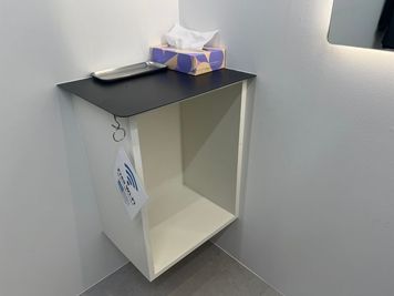 お客様の荷物置きとアクセサリートレイ、ティッシュ - frelance lab OMOTESANDO 個室レンタルサロン・レンタルスペース　シャンプー台付　Cブースの室内の写真