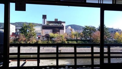 鴨川、東山の景色が窓一面に広がります。
清水寺の山門もご覧になれます。 - 陣の花（フリースペース・手荷物一時預かり） 【陣の花】２階４０名着席可能な大広間（時津の間）の外観の写真