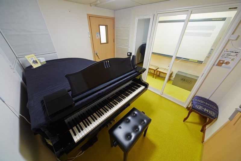 一部屋目はグランドピアノ - パンテサロン【無料WIFI】 防音室２部屋【駅前１分】ピアノ２台（各部屋１台）の室内の写真