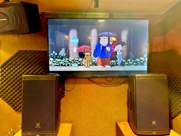 マイクスタンドから見えるモニター画面です📺✨ - 難波駅５分/最大20名/カラオケ/パーティ/防音対策◎/オシャレ 駅近❣️カラオケ付きパーティルーム🎤🪩の設備の写真