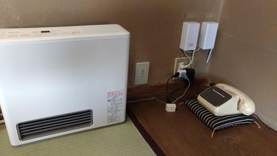 ガスファンヒーターと、スタッフ直通電話 - 陣の花（フリースペース・手荷物一時預かり） 【陣の花】２階１６名着席可能な数寄屋造りのお部屋（三保の間）の設備の写真