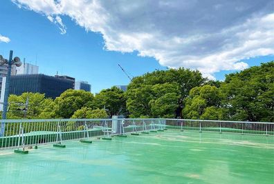 【さいたま市大宮／氷川参道二の鳥居前】ワークショップやヨガなどが最適な自然と隣り合わせの広々とした青空広がる屋上スペース - Bibli