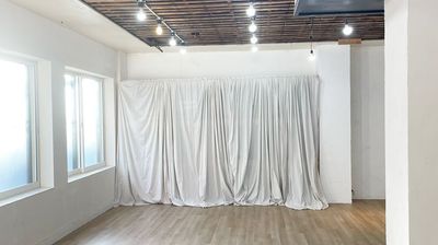 カーテンで隠れた工具置き場。布背景撮影もできます。 - 316studio ＜316studio＞広さ約100㎡の白壁＆自然光撮影スタジオ✨の室内の写真